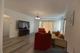 723 S Louise St, Unit C in Glendale, CA - Foto de edificio - Building Photo