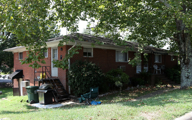 214 E Cedar St in Cary, NC - Foto de edificio - Building Photo