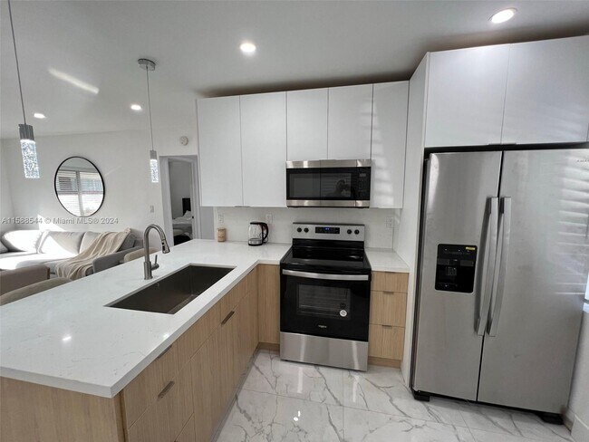 1910 Thomas St, Unit 2 in Hollywood, FL - Building Photo - Building Photo