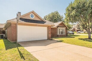 2711 Canterbury St in Euless, TX - Building Photo
