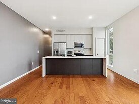 820 E Thompson St in Philadelphia, PA - Building Photo