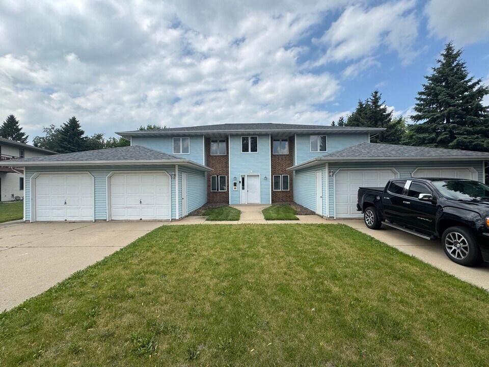 18 Stonehaven Dr, Unit 4 in Sun Prairie, WI - Foto de edificio