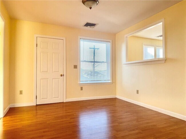 1037 Cass Ave in Woonsocket, RI - Foto de edificio - Building Photo