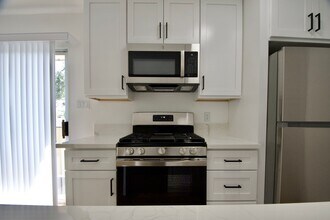 5652 Colfax Ave in Los Angeles, CA - Building Photo - Building Photo