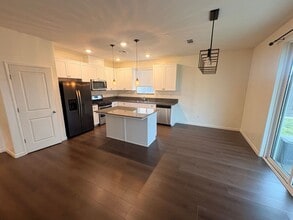 1604 Sidonia St in Hanford, CA - Building Photo - Building Photo