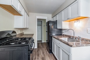 Premier Garden Apartments in Barberton, OH - Building Photo