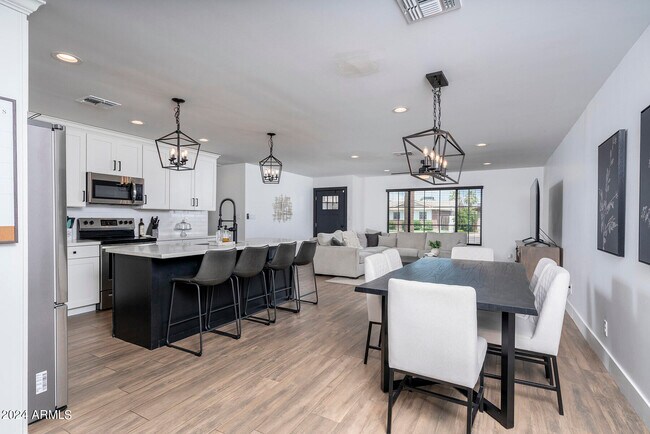 8725 E Bonnie Rose Ave in Scottsdale, AZ - Building Photo - Building Photo