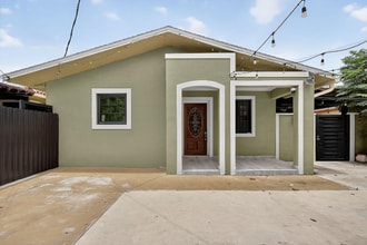 2061 NW 27th St in Miami, FL - Building Photo - Building Photo