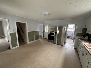 42 Newbury St, Unit 1 in Auburn, ME - Building Photo - Building Photo
