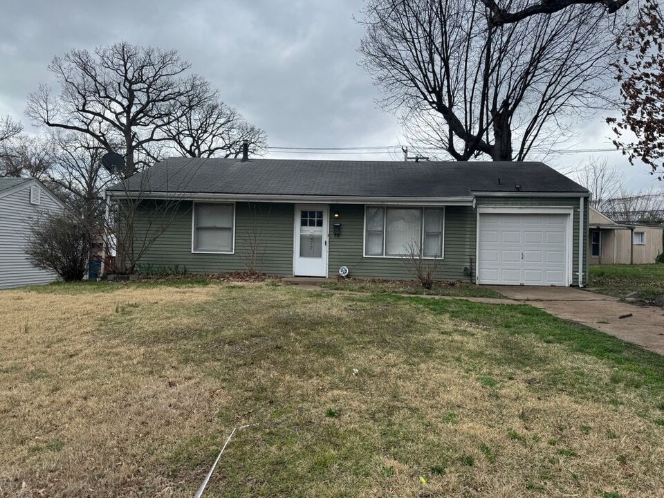 9877 Dennis Dr in St. Louis, MO - Building Photo