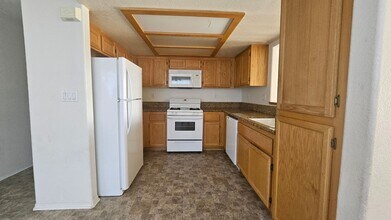 21412 Corwin St-Unit -Apt A in California City, CA - Building Photo - Building Photo