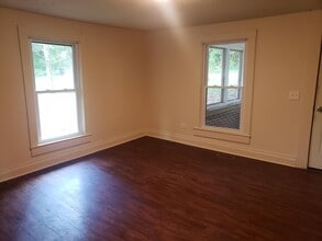 130 White Horse Road Ext in Travelers Rest, SC - Foto de edificio - Building Photo