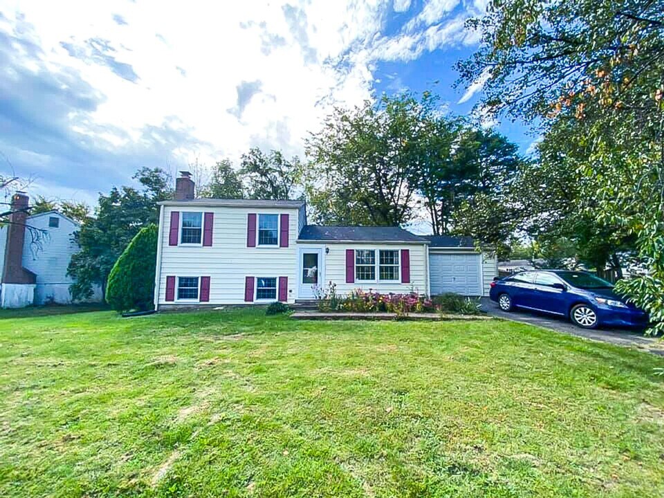 1259 Magnolia Ln in Herndon, VA - Building Photo