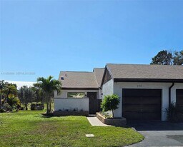 9352 Wedgewood Ln in Tamarac, FL - Building Photo