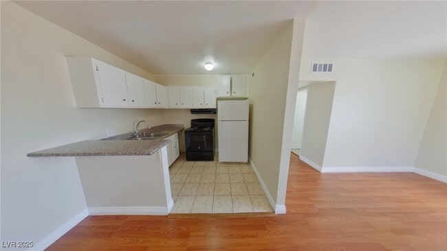 512 North Cir in Las Vegas, NV - Building Photo - Building Photo