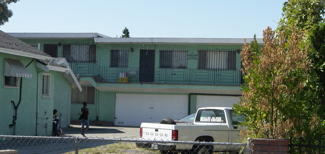 6905-6909 Fresno St in Oakland, CA - Foto de edificio - Building Photo