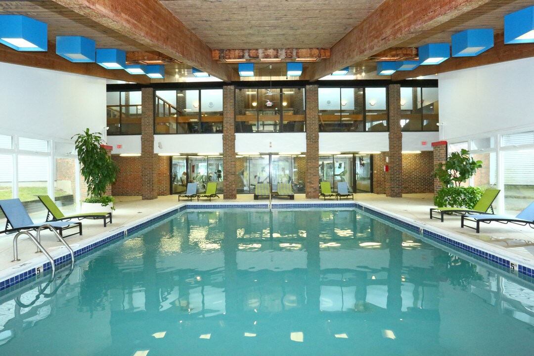 Village Green of Lansing Apartments in Lansing, MI - Building Photo