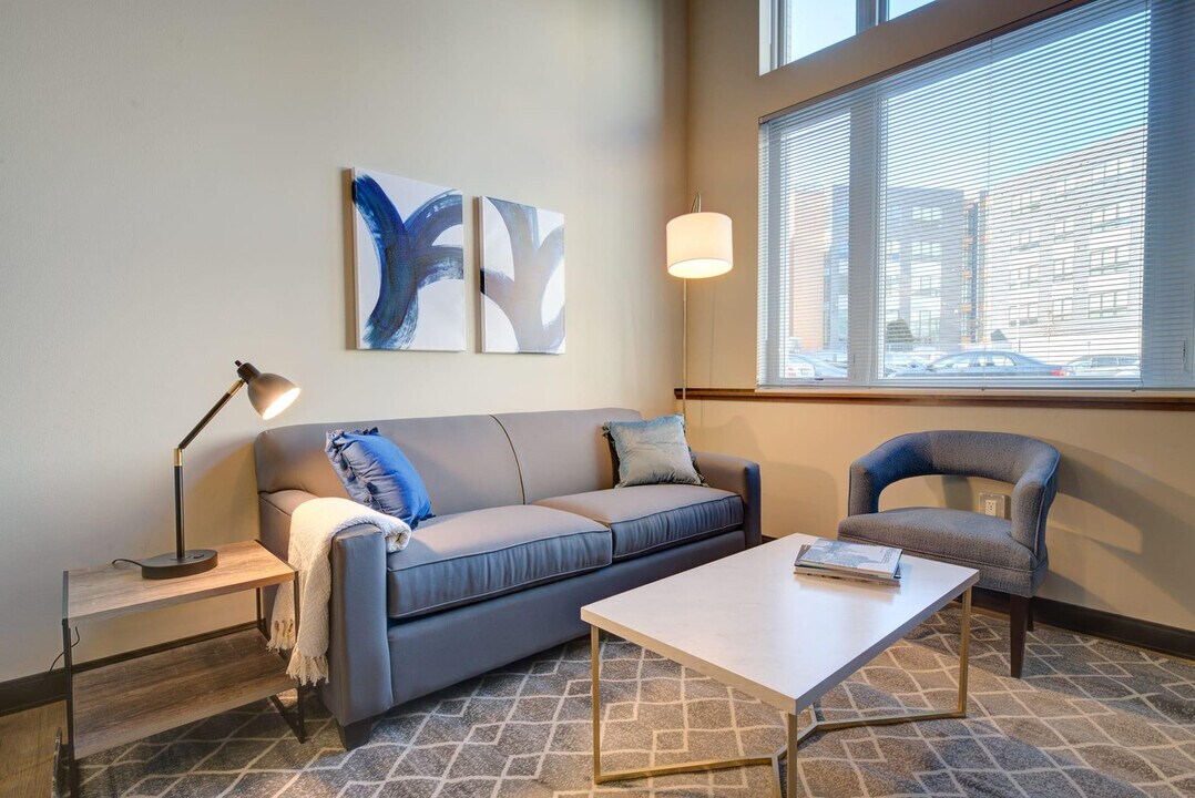 840 W Juneau Ave-Unit -FL4-ID379642P in Milwaukee, WI - Foto de edificio