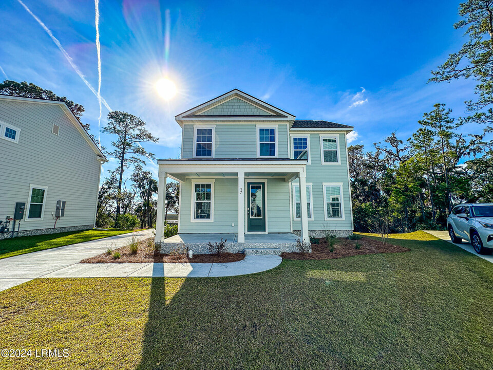 37 Backwater St in Port Royal, SC - Building Photo