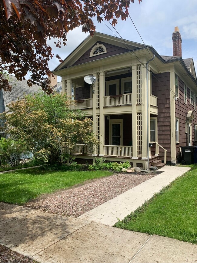 247 Buckingham Ave, Unit 2 in Syracuse, NY - Foto de edificio - Building Photo