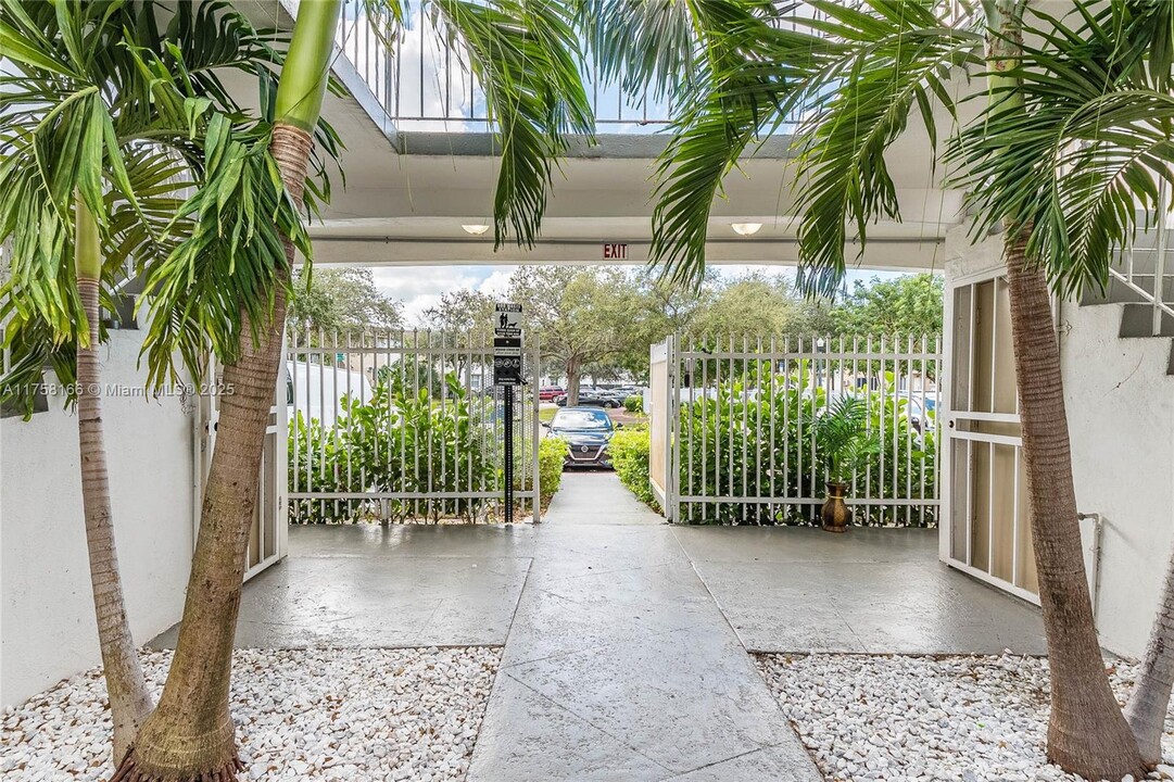 6921 Rue Vendome in Miami Beach, FL - Building Photo