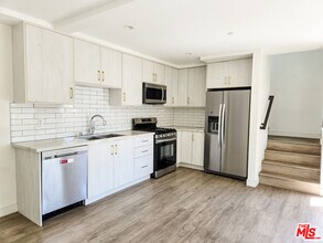 3524 S Bronson Ave in Los Angeles, CA - Foto de edificio - Building Photo