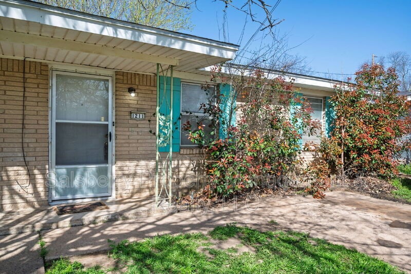 1211 NW 3rd Ave in Mineral Wells, TX - Foto de edificio