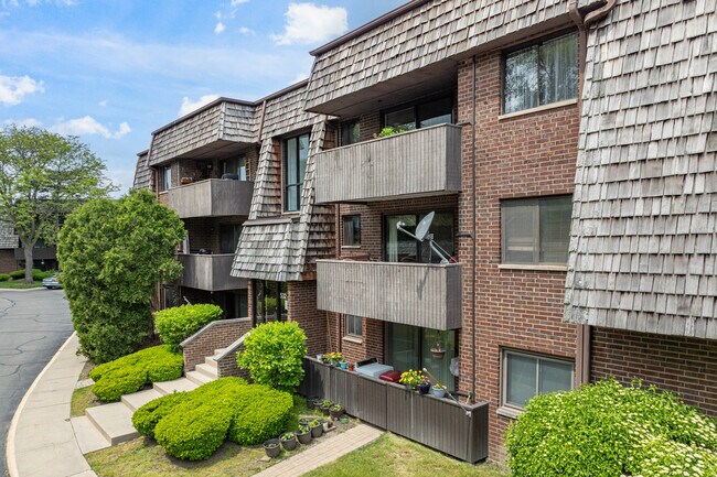 Timber Ridge Condominiums in Carol Stream, IL - Foto de edificio - Building Photo