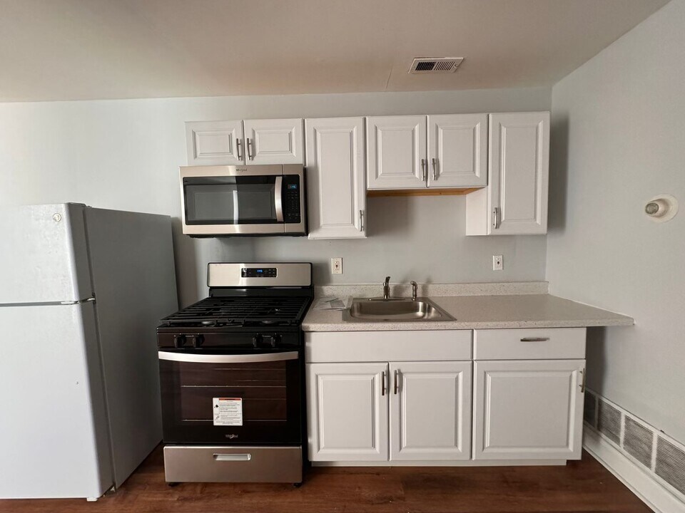 1004 S 52nd St in Philadelphia, PA - Foto de edificio