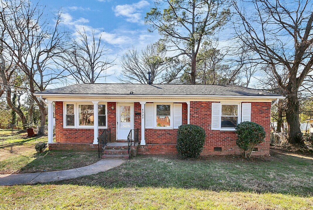 4325 Birkdale Dr in Charlotte, NC - Building Photo