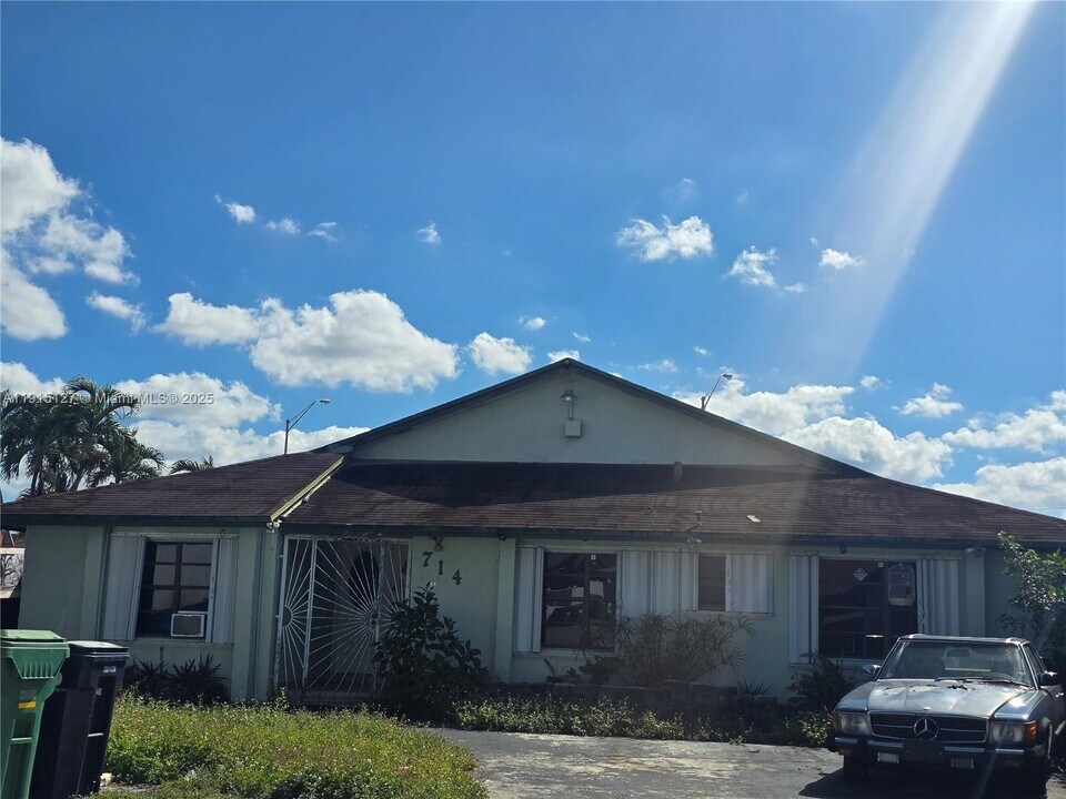 714 SW 99th Ct Cir in Miami, FL - Building Photo
