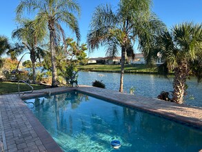 1220 Lakeside Dr in Venice, FL - Foto de edificio - Building Photo