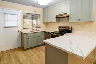 Creekside Village Apartments in Santa Rosa, CA - Building Photo - Building Photo