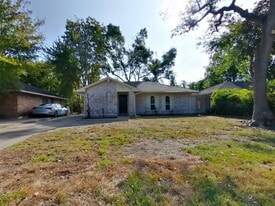 11054 Spottswood Dr in Houston, TX - Building Photo