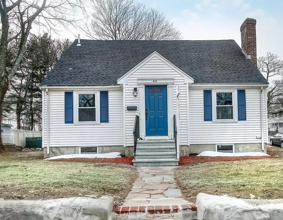 44 Maple St in Stoneham, MA - Building Photo