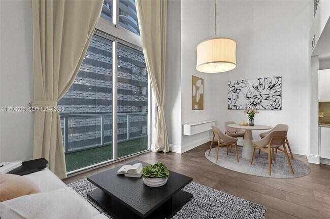 1050 Brickell Ave in Miami, FL - Building Photo - Building Photo