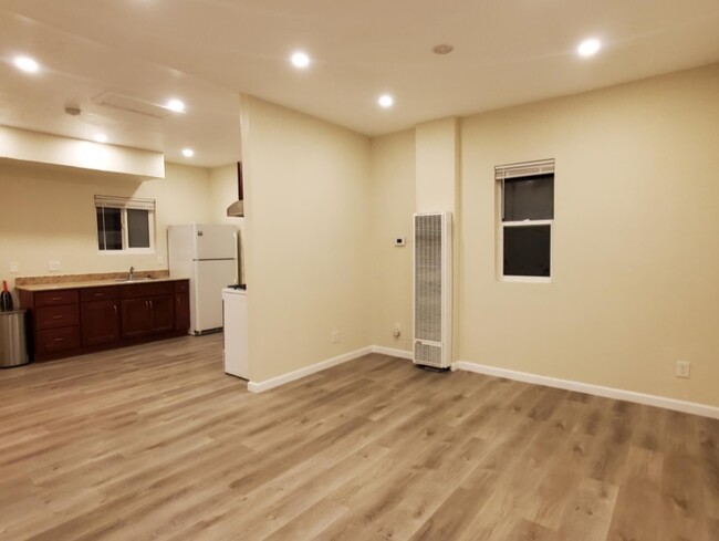 4032 Suter St, Unit Upper in Oakland, CA - Foto de edificio - Building Photo