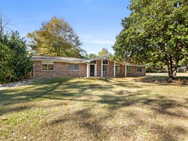 1019 N Texas St in Deridder, LA - Building Photo