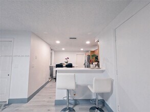 1303 Presidio Dr in Weston, FL - Foto de edificio - Building Photo