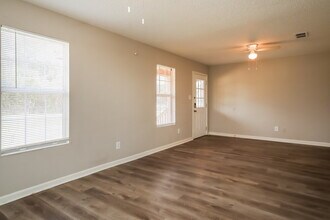 6619 Wayne Johnson Ave in Hitchcock, TX - Building Photo - Building Photo
