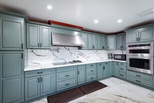 FOR RENT Fully Remodeled 4 Bed / 3 Bath Ho in Bakersfield, CA - Building Photo