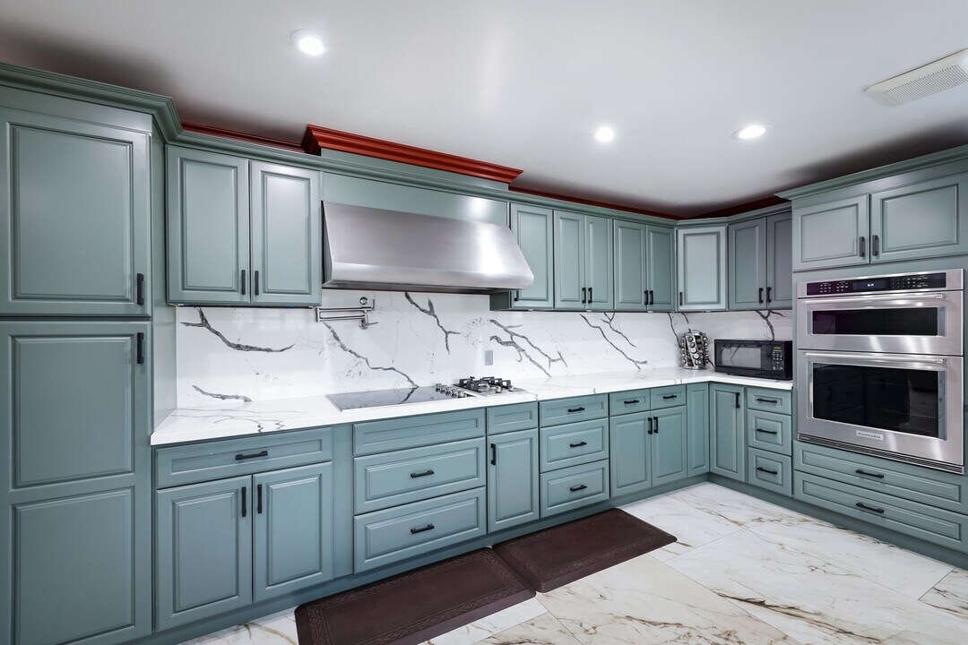 FOR RENT Fully Remodeled 4 Bed / 3 Bath Ho in Bakersfield, CA - Building Photo