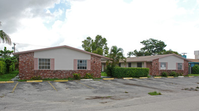 173-181 NW 42nd St in Oakland Park, FL - Building Photo - Building Photo