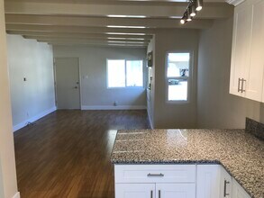 2526 Hermosa Ave, Unit 2526 MIDDLE UNIT in Montrose, CA - Foto de edificio - Building Photo