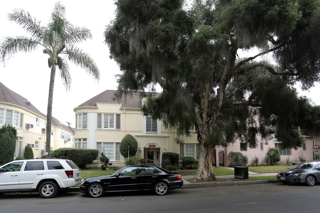 638 S Cloverdale Ave in Los Angeles, CA - Building Photo