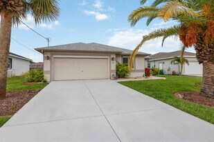 107 Cottage Pl in Rotonda West, FL - Building Photo