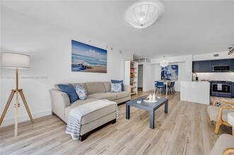 2080 S Ocean Dr, Unit 203 in Hallandale Beach, FL - Foto de edificio - Building Photo
