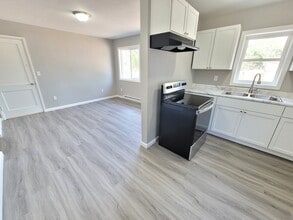 1383 Iowa Ave SE, Unit B in Huron, SD - Building Photo - Building Photo