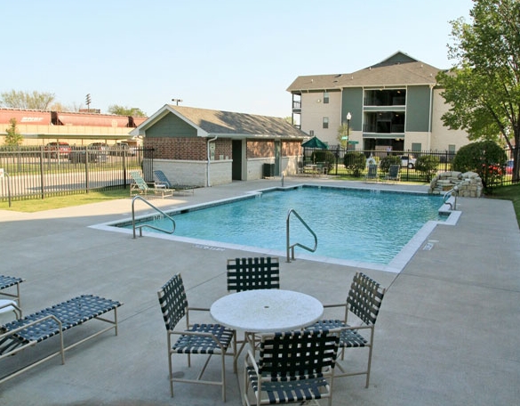 Oak Timbers Fort Worth South Apartments in Fort Worth, TX - Foto de edificio