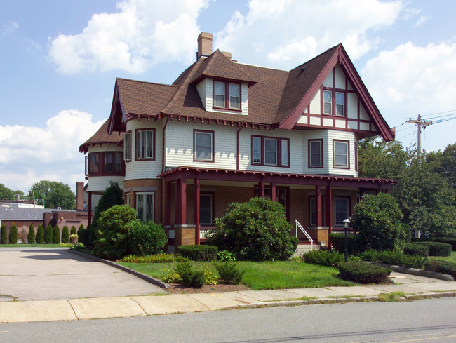 151 Rumford Ave in Mansfield, MA - Foto de edificio - Building Photo